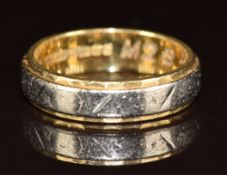 An 18ct gold bi-coloured ring, 6.3g, size N