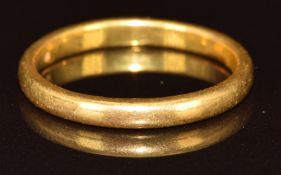 A 22ct gold wedding band / ring, 4g, size Q