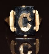 A 9ct gold ring set with onyx and a gold initial to the centre, 3.2g, size  T