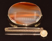 A 9ct gold brooch set with agate (15.7g, 4.5 x 3.4cm), 9ct gold brooch (2.6g) and a 15ct gold