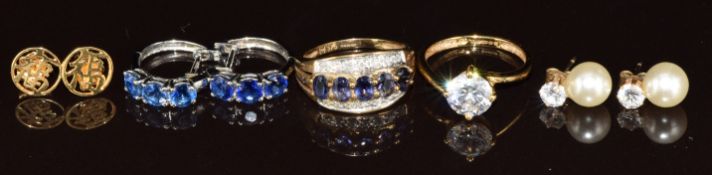 An 18ct gold ring set with cubic zirconia (2g, size I), 9ct gold ring set with iolite and