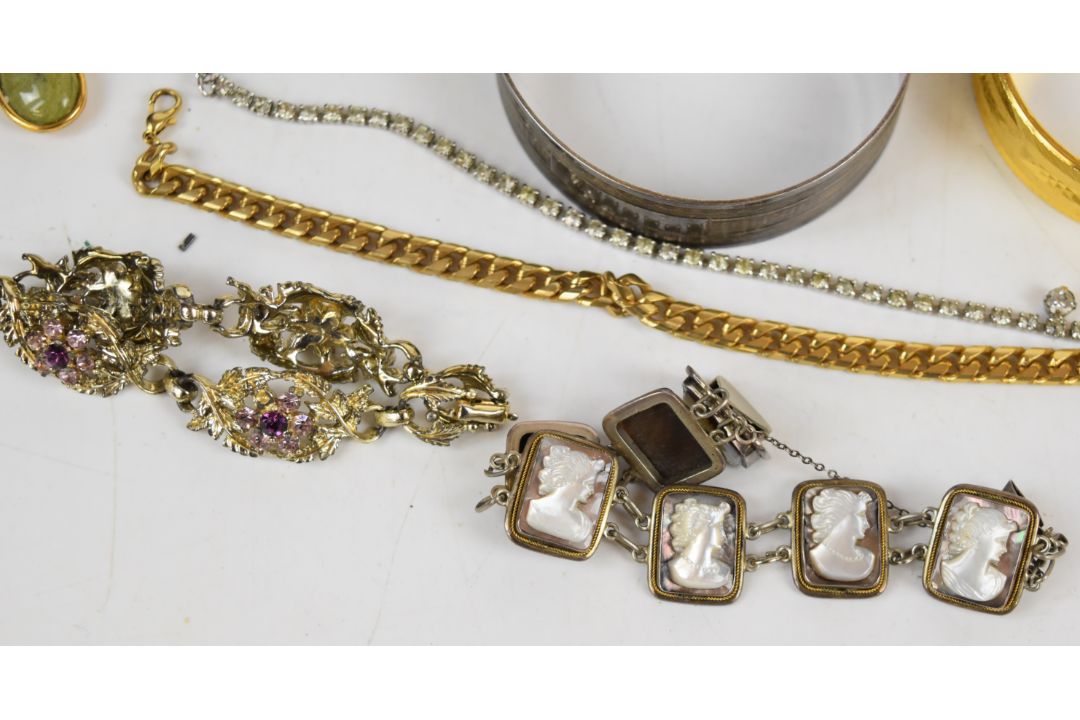 A collection of jewellery including vintage spider brooch, diamanté necklace, Coro bracelet, vintage - Image 2 of 9