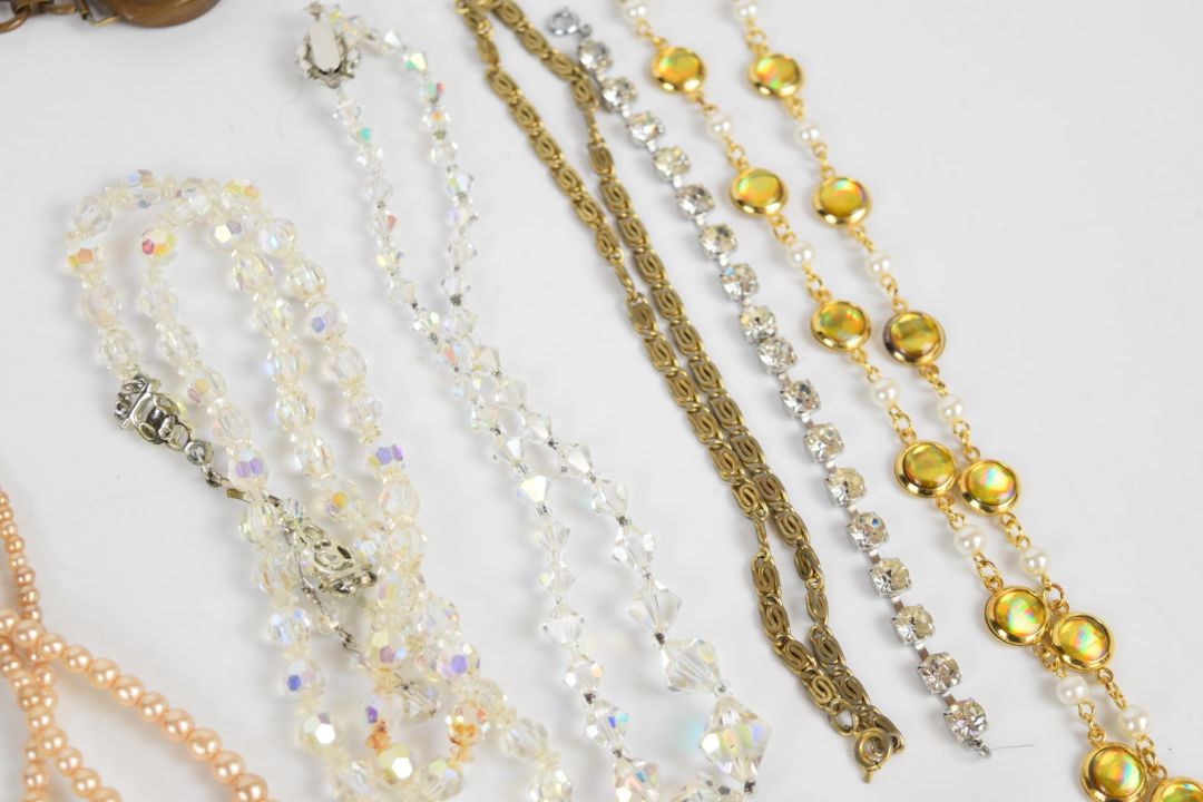 A collection of jewellery including vintage spider brooch, diamanté necklace, Coro bracelet, vintage - Image 8 of 9