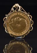 1914 George V gold full sovereign in 9ct gold pendant mount, 10.1g