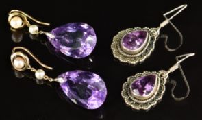 A pair of 9ct gold earrings set with pear cut amethysts and pearls (6.1g, 3.7cm) and a pair of