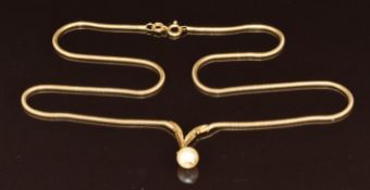 A 14k gold snake necklace set with a pearl, 10.6g, 44cm