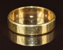 An 18ct gold wedding band /ring, 4.2g, size Q
