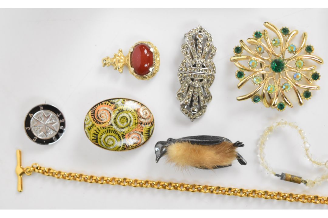 A collection of jewellery including vintage spider brooch, diamanté necklace, Coro bracelet, vintage - Image 7 of 9