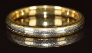 An 18ct gold bi-coloured wedding band / ring, 3g, size K