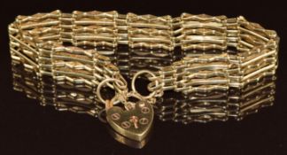 A 9ct gold gate bracelet with heart padlock clasp, 12.9g, 17cm