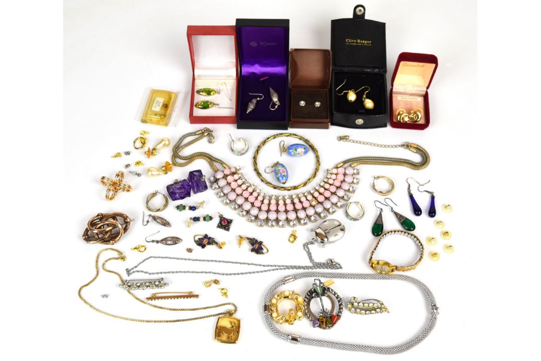 A collection of jewellery, some silver including earrings and necklace, Victorian brooch, etc - Image 1 of 3