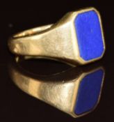 An 18ct gold signet ring set with lapis lazuli, 7.3g, size H