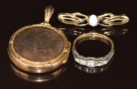 An 18ct gold ring set with spinel in a platinum setting (one stone missing, 2.3g, size O), 9ct