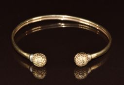 A 9ct gold bangle, 9.4g