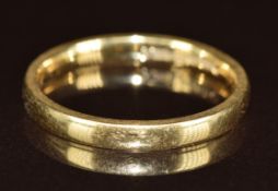 An 18ct gold wedding band / ring, 3.3g, size P