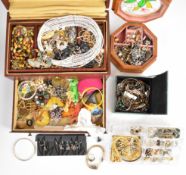 A collection of jewellery including 9ct gold stud, 9ct gold ring (damaged), two pairs of 9ct gold