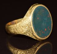 Victorian yellow metal signet ring set with bloodstone, 12.1g, size X