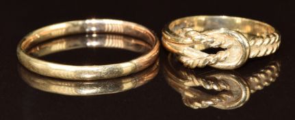 A 9ct gold knot ring and a 9ct gold wedding band / ring, 3.1g, sizes J & S