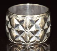 A 9ct white gold ring with hobnail pattern, 7.3g, size I