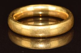 A 22ct gold wedding band / ring, 6.4g, size J