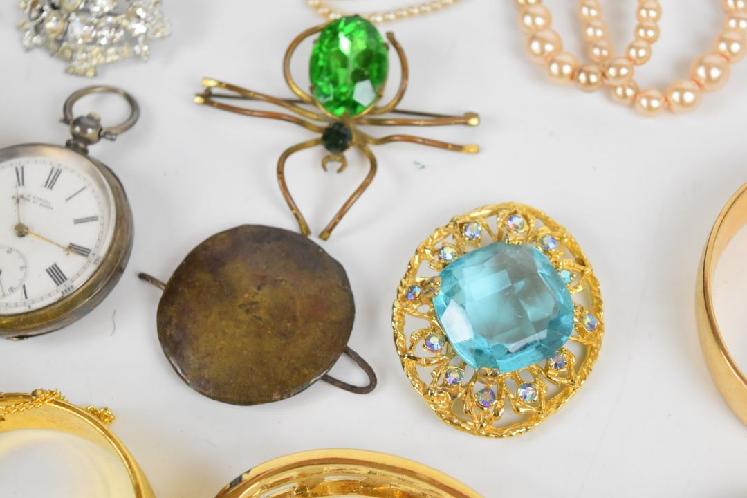 A collection of jewellery including vintage spider brooch, diamanté necklace, Coro bracelet, vintage - Image 4 of 9