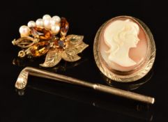 A 9ct gold brooch in the form of a golf club, 9ct gold brooch set with citrines and pearls (8.9g)