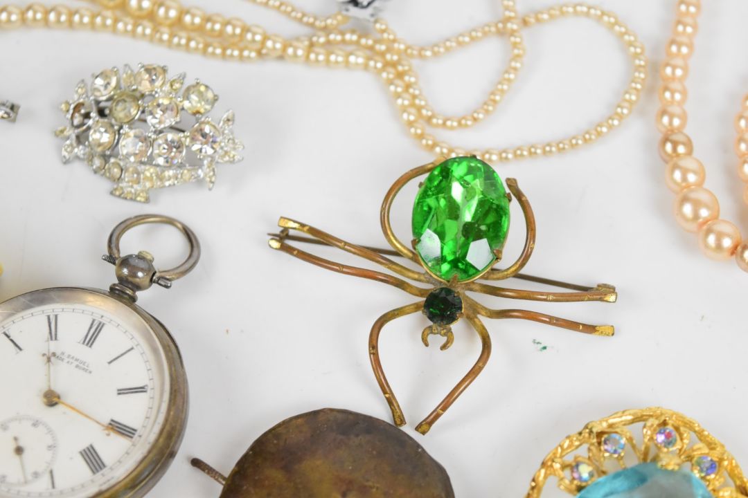A collection of jewellery including vintage spider brooch, diamanté necklace, Coro bracelet, vintage - Image 5 of 9