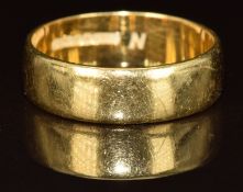 An 18ct gold wedding band / ring, 5g, size O