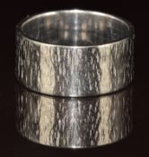 An 18ct white gold wedding band / ring with textured decoration, size O, 9.7g