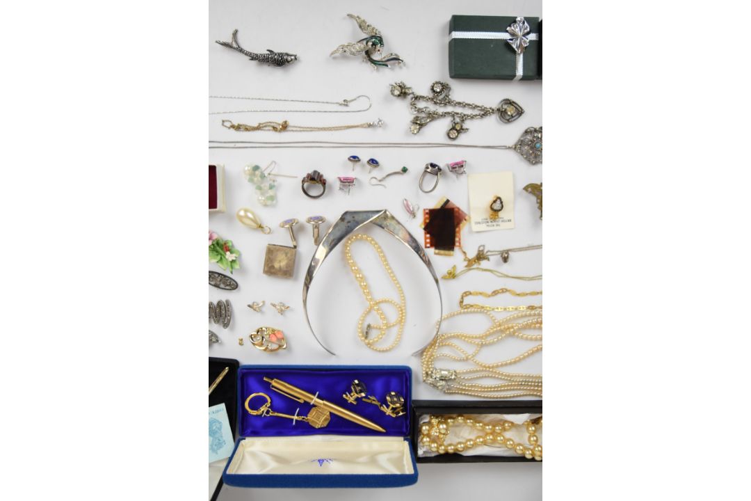 A collection of jewellery, some silver including two napkin rings, Celtic brooch, earrings, - Image 3 of 5