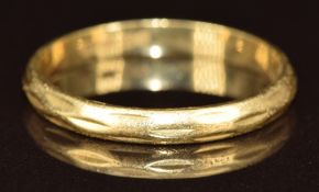 An 18ct gold wedding band / ring with faceted decoration, 2.6g, size R/S