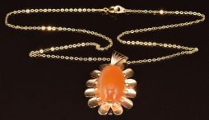 A 9ct gold pendant set with agate, on 9ct gold chain, 7g, 38cm