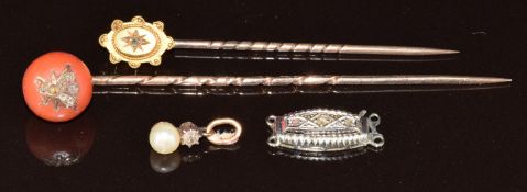 Victorian coral stick pin set with rose cut diamonds in the form of a fly (3.6g), a 15ct gold