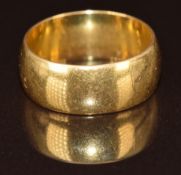 A 22ct gold wedding band / ring, 5.3g, size K