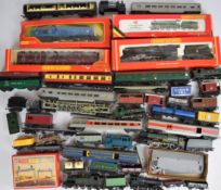 A collection of 00 gauge model railway items to include GWR Hall Class 4-6-0 Kneller Hall R761 and