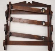 A wooden lockable gun wall rack, 77x82cm.