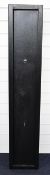 Metal shotgun or rifle gun cabinet, 130 x 24.5 x 20.5cm.