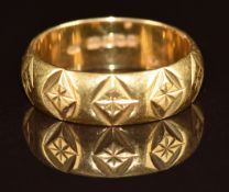 An 18ct gold wedding band / ring with cut out decoration, 4.9g, size L