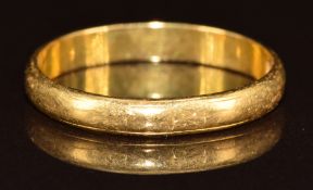 A 22ct gold wedding band / ring, 3.2g, size P