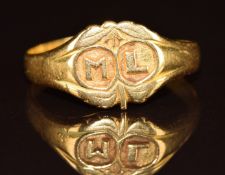A yellow metal signet ring, 3.7g, size P
