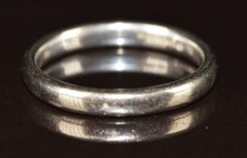 An 18ct white gold wedding band / ring, 3.9g, size M