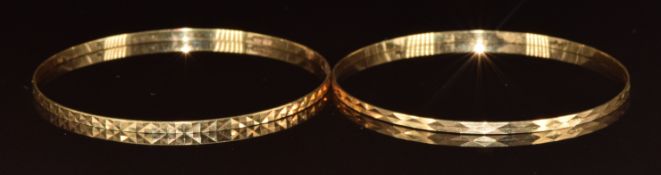 Two 9ct gold bangles with cut out decoration, 8.1g, 6.5cm