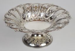 Edward VII hallmarked silver tazza with pierced and embossed decoration, Sheffield 1902, maker