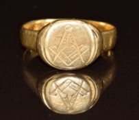 An 18ct gold signet ring with engraved Masonic decoration, London 1906, 4.6g (band cut and once a