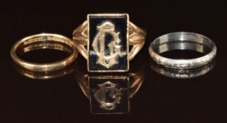 A platinum wedding band / ring with textured decoration (2.6g, size K), a 9ct gold signet ring (4.