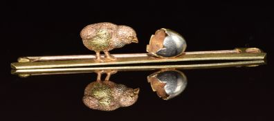 A c1915 15ct gold brooch depicting a chick and egg, with platinum finish to the egg, 3.8g, 5.5cm