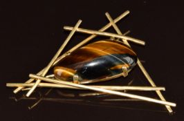 A 1970s 9ct gold abstract design pendant / brooch by Zeeta set with a tiger's eye cabochon, 20g, 7.5