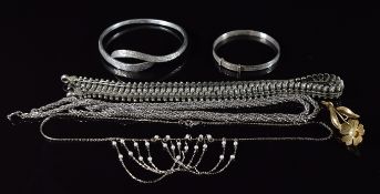 A collection of jewellery including 9ct gold brooch in the form of a flower set with a pearl (3.1g),