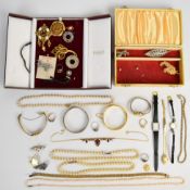 A collection of jewellery including silver brooch, silver rings, Hollywood brooch, freshwater