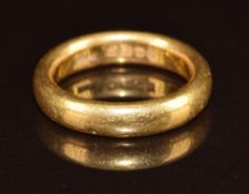 A 22ct gold wedding band / ring, 9.1g, size K